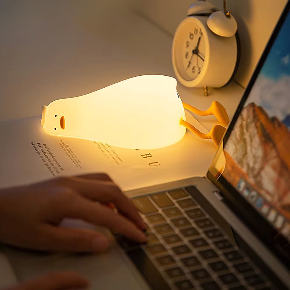 Dream Duck Light bei der Arbeit am Laptop